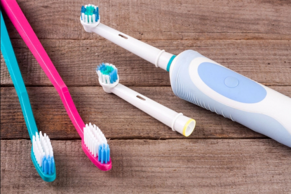 Электрическая или обычная зубная щетка: что выбрать для здоровья зубов?