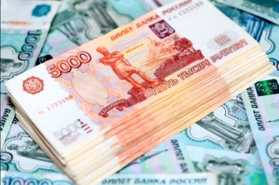 Рубль крепнет: Центробанк опустил курс доллара ниже психологической отметки в 76 рублей