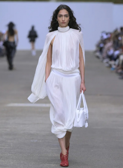 Какая обувь подходит к образам total-white