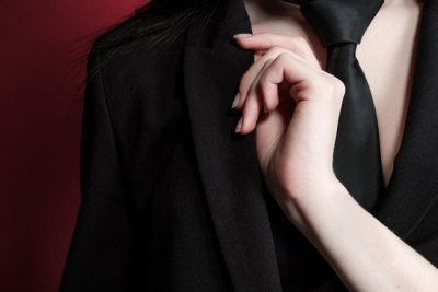 Как носить черное, чтобы выглядеть сексуально, а не скучно